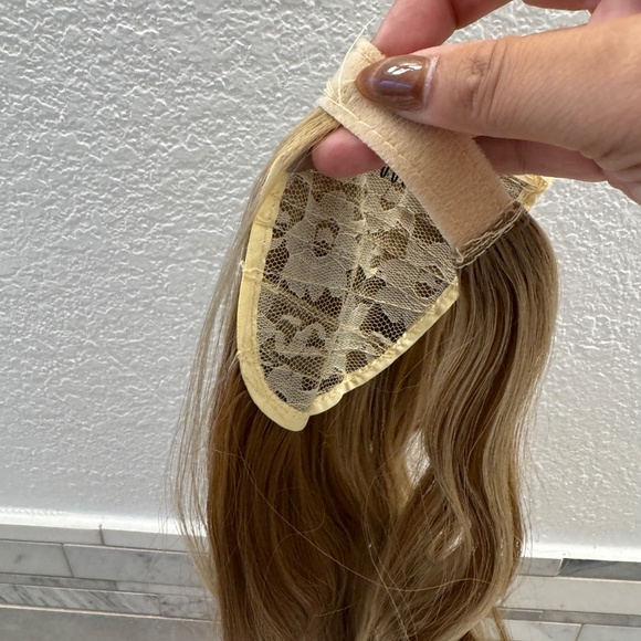 Curly ponytail hair extensions. 18' inches long has a blond mix color - Picture 7 of 9